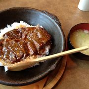 昼の名物ステーキ丼は石焼のようなので、ごはんが熱くてやけどした