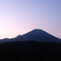 美保ケ崎夕日の逆側、大山の朝焼け