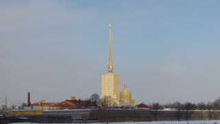 光り輝くゴールドの尖塔