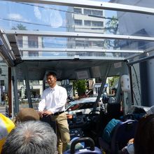 車内です．窓ガラスなし，天井も透明です．