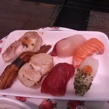 のどぐろのお寿司初めて食べました。左上♪