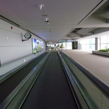 乗り換え口まで、とにかく歩く！