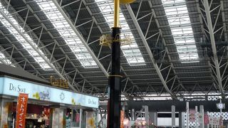 意外に空いている広場　待ち合わせに便利