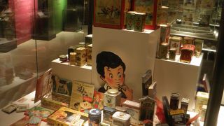 珍しいチョコレートの容器の展示