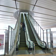 時空の広場と和らぎの庭をつなぐエスカレーター