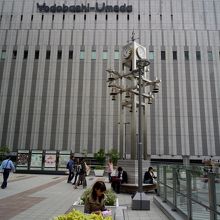 広場のシンボルのカリヨン　後ろはヨドバシカメラ