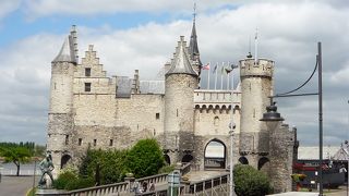 河岸に建つ博物館