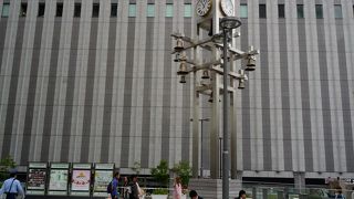 JR大阪駅と阪急電鉄を結ぶカリヨン広場