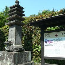山門前の石塔、注目(亀でしょう)