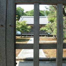 亀ヶ谷坂切通しに向かう道の門から