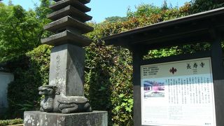 亀が背負ってる石塔は何？