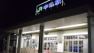 駅の前にホテル