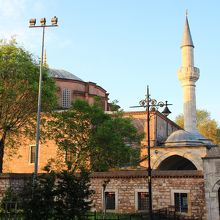 ミナレットはありますが、色も同じような赤色です