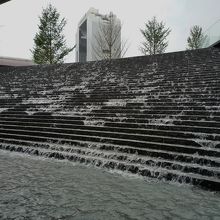 うめきた広場の滝　水都大阪のイメージ
