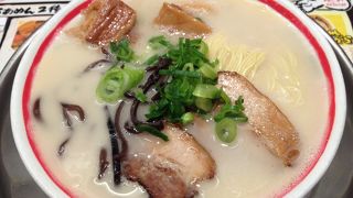 お昼時はかなりの賑わいです