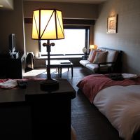 窓の向こうは函館山