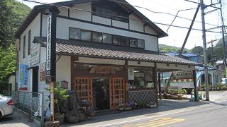 江戸時代より畑宿を中心に栄えた箱根の伝統工芸の寄木細工を展示・即売する施設です。