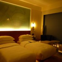 シンプルな客室、ベッド上の壁には地図が描かれお洒落。