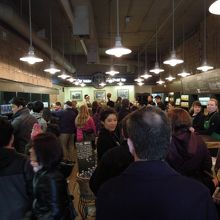 スペースが狭いのでいつも行列が長くなります