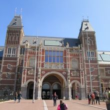 ゴッホ美術館のお隣です