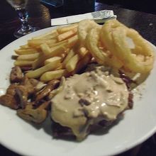 ステーキとオニオンリング　ソースはマッシュルームだったかな。