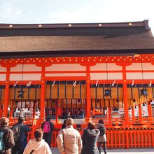 朱色が鮮やかな建物