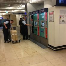 券売機（なかなか紙幣を認識してもらえず。。。）