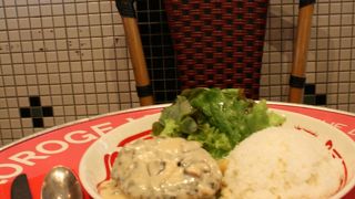 残念なことに全席喫煙です。