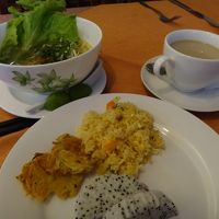 レストランの隣にプールがあります。