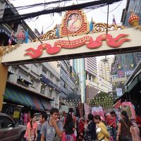 朝の市は大賑わい。