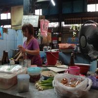 ホテル付近には地元の人で賑わうお店がたくさん。