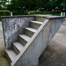 公邸後。階段が残ってます。