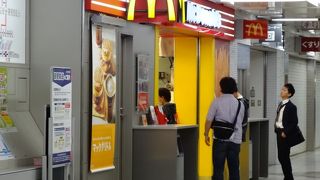 ﾓﾉﾚｰﾙを降りたら直ぐのところなので、飛行機に乗る前に寄る方が多いです