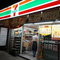 ホテル近くのコンビニ。深夜も開いてる。