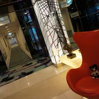 エレベーターホール。趣味悪い。滞在には何の影響もないけど。