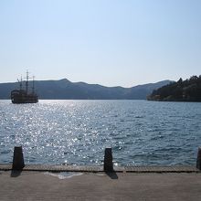 芦ノ湖は約3000年前に山が爆発して崩壊し 川が堰き止められて生まれた堰止湖です By 魅々 芦ノ湖のクチコミ フォートラベル 芦ノ湖は約3000年前に山が爆発して崩壊し 川が堰き止められて生まれた堰止湖です By 魅々 芦ノ湖のクチコミ フォートラベル