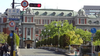 中之島に建つクラシカルな建物
