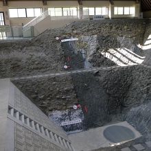 館内で見学できる断層崖断面。地層が左右で６ｍ縦にずれている