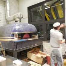 ピザを焼く窯。はナポリの店より少し横幅が大きいかな