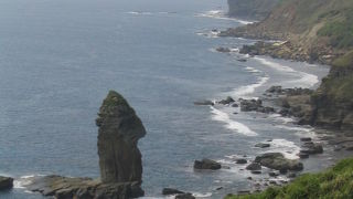 断崖絶壁の際に立つ巨岩