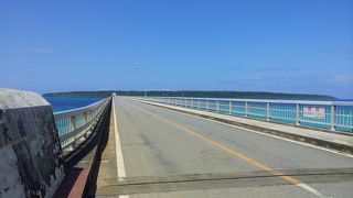 綺麗な大橋を渡っていきます。