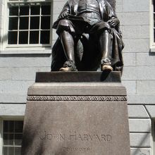 創設者ジョンハーバードの像