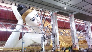 巨大な寝釈迦像