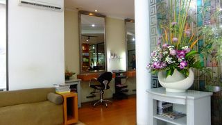 サヌールの小奇麗なヘアサロン