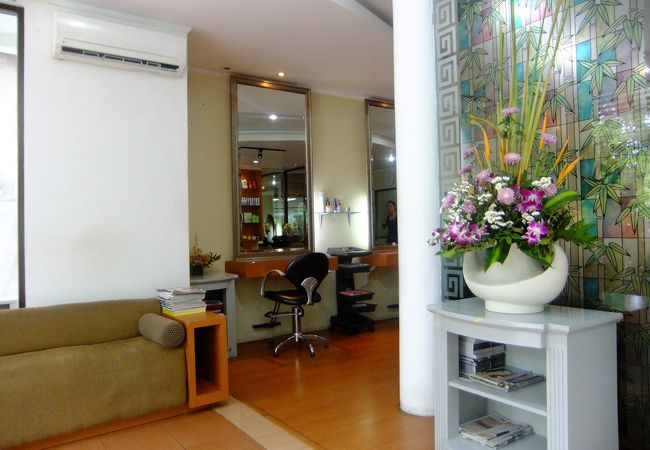 サヌールの小奇麗なヘアサロン