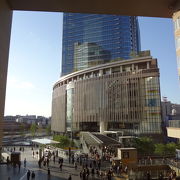 大阪駅北口に広がる巨大複合商業施設