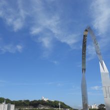 巨大なモニュメント。海面のキラキラがモニュメントに反射♪