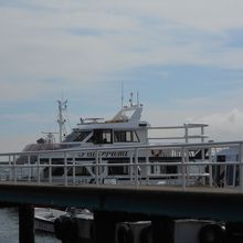 公園には「猿島」への船乗り場もあります。