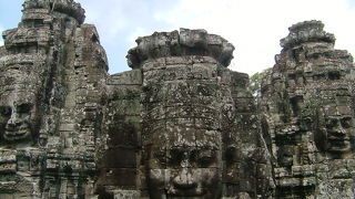 顔の遺跡があります