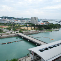 窓からの景色♪　手前はゆいれーる壷川駅